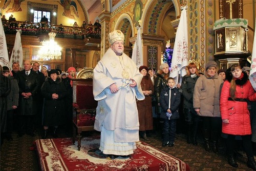 Різдвяне богослужіння архиєрей звершив у солом’яних ризах